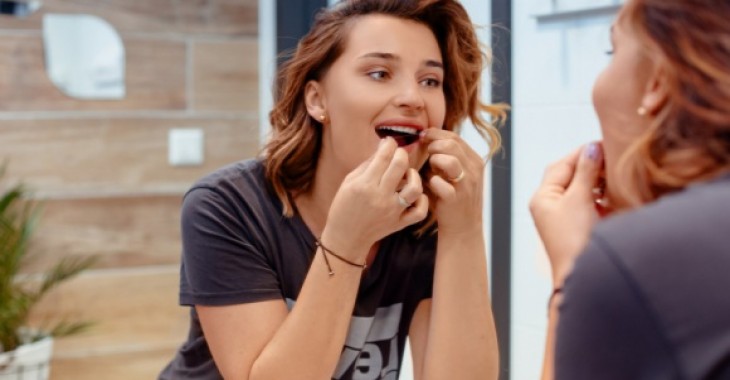70% Polaków nie używa nici dentystycznej. Czy mamy problem z higieną jamy ustnej