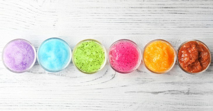 Słodko czy słono? Czym się różni peeling cukrowy od peelingu solnego?